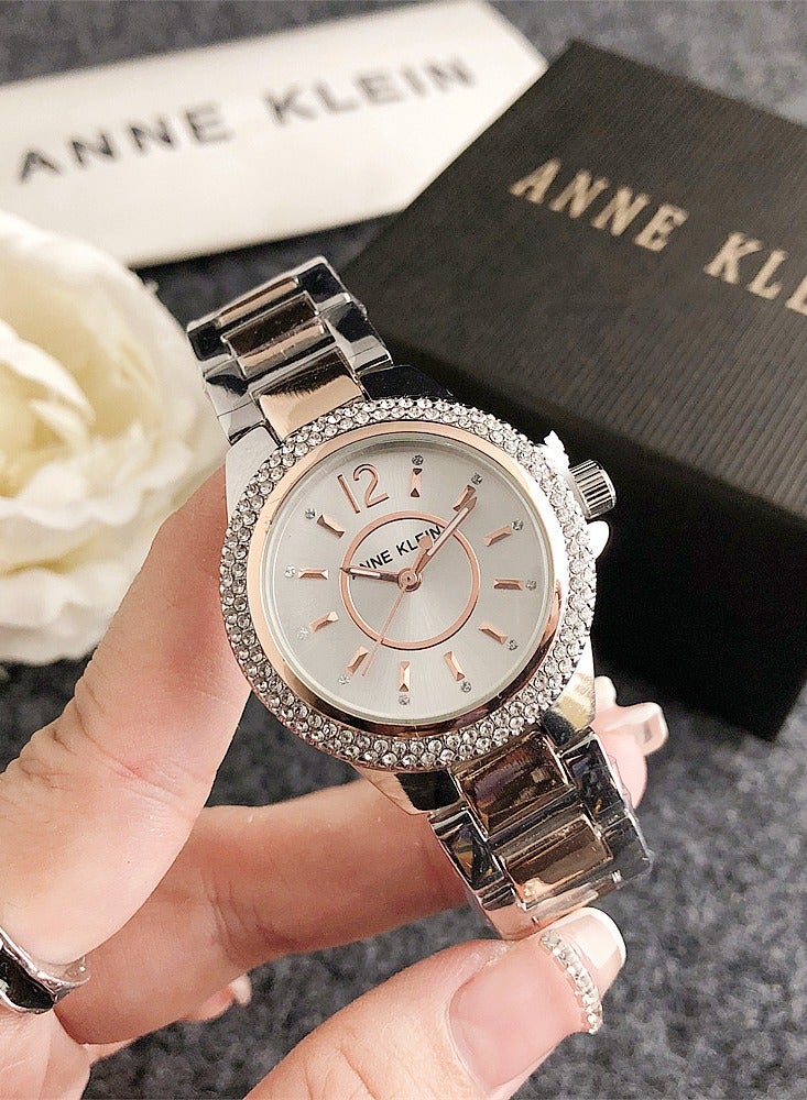 ساعة آن كلاين النسائية الدائرية المصنوعة من الزركونيا المكعبة باللون الفضي مع حزام من الفولاذ المقاوم للصدأ باللونين الذهبي الوردي والفضي